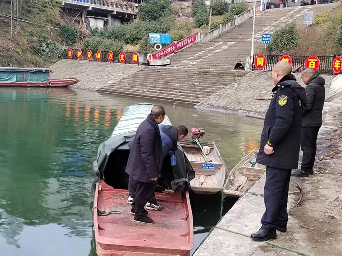 春運第一天，芷江水運事務(wù)中心執(zhí)法人員去碧涌大垅進行安全巡查，確保水上交通安全！ (4)